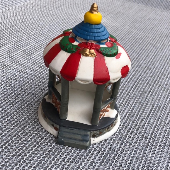 🐬 CLEARANCE ITEM: Porcelain Paintable Christmas Holiday Gazebo 5” - Picture 4 of 8
